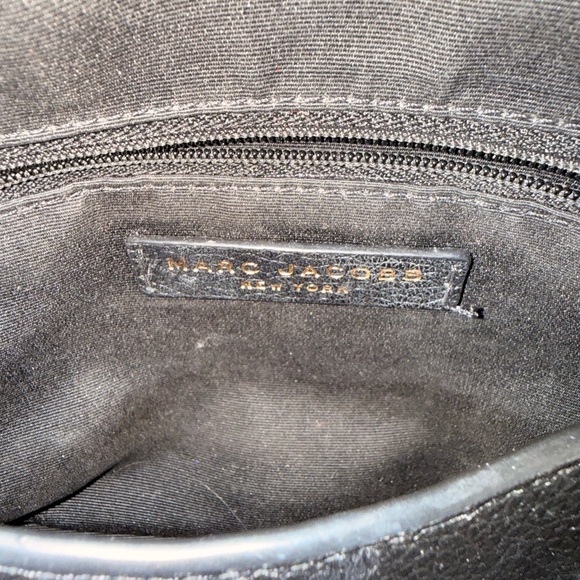 Marc Jacobs Elegant Black Crossbody Bag - Picture 3 of 6